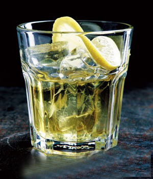 &ssda) 用料: 1,占边波本威士忌45ml 2,苏打水适量 操作方法: 将占边